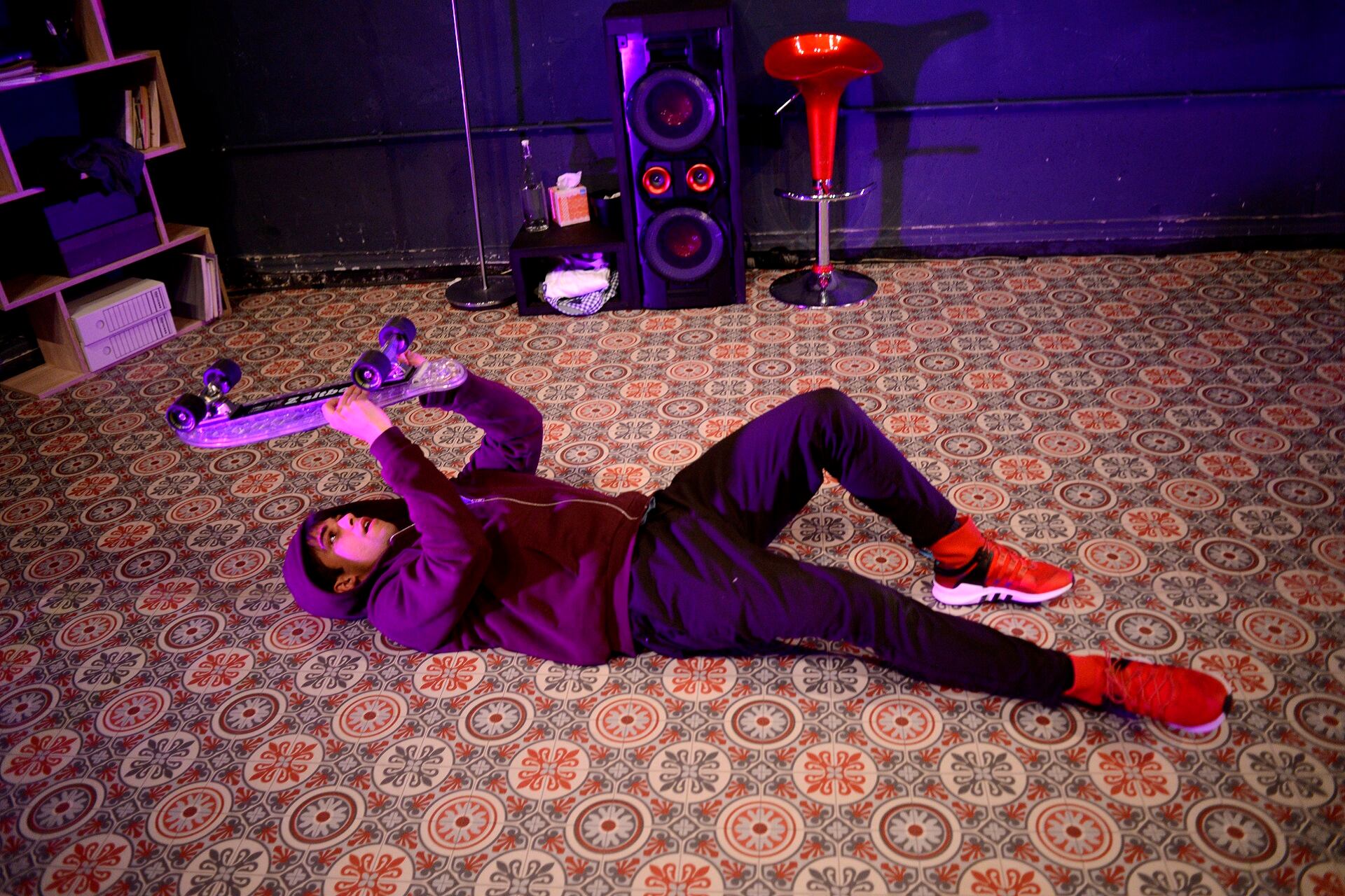 A.K.A. (also know as) fue escrita por el argentino Daniel Meyer, y llega a Timbre4 luego de 180 funciones en Barcelona.