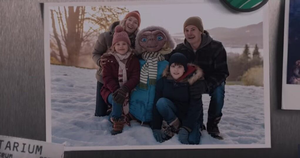 “Mucho cambió desde que estuviste acá”, le dice Elliott a su viejo amigo.