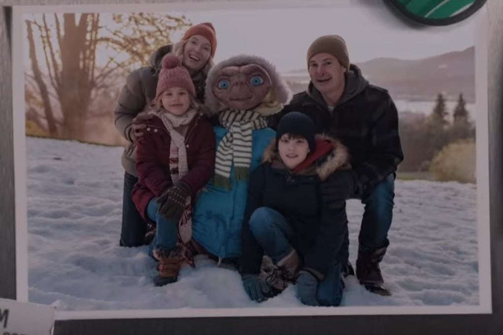 “Mucho cambió desde que estuviste acá”, le dice Elliott a su viejo amigo.