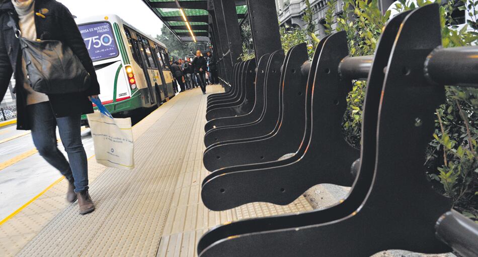 En la estación correspondiente al CCK no hay dónde sentarse.