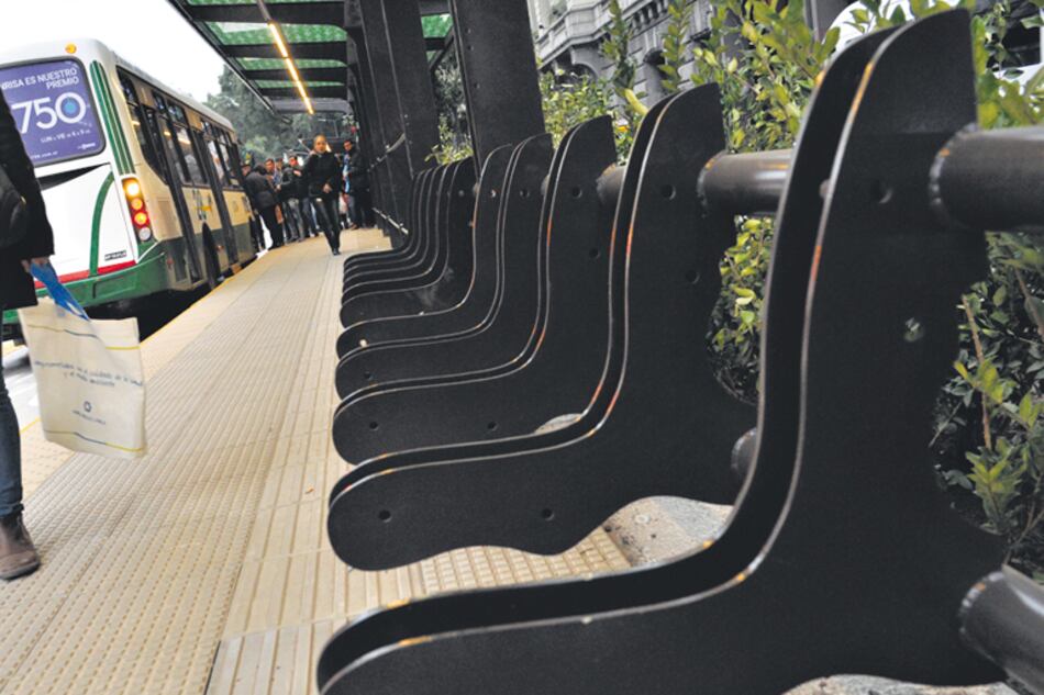 En la estación correspondiente al CCK no hay dónde sentarse.