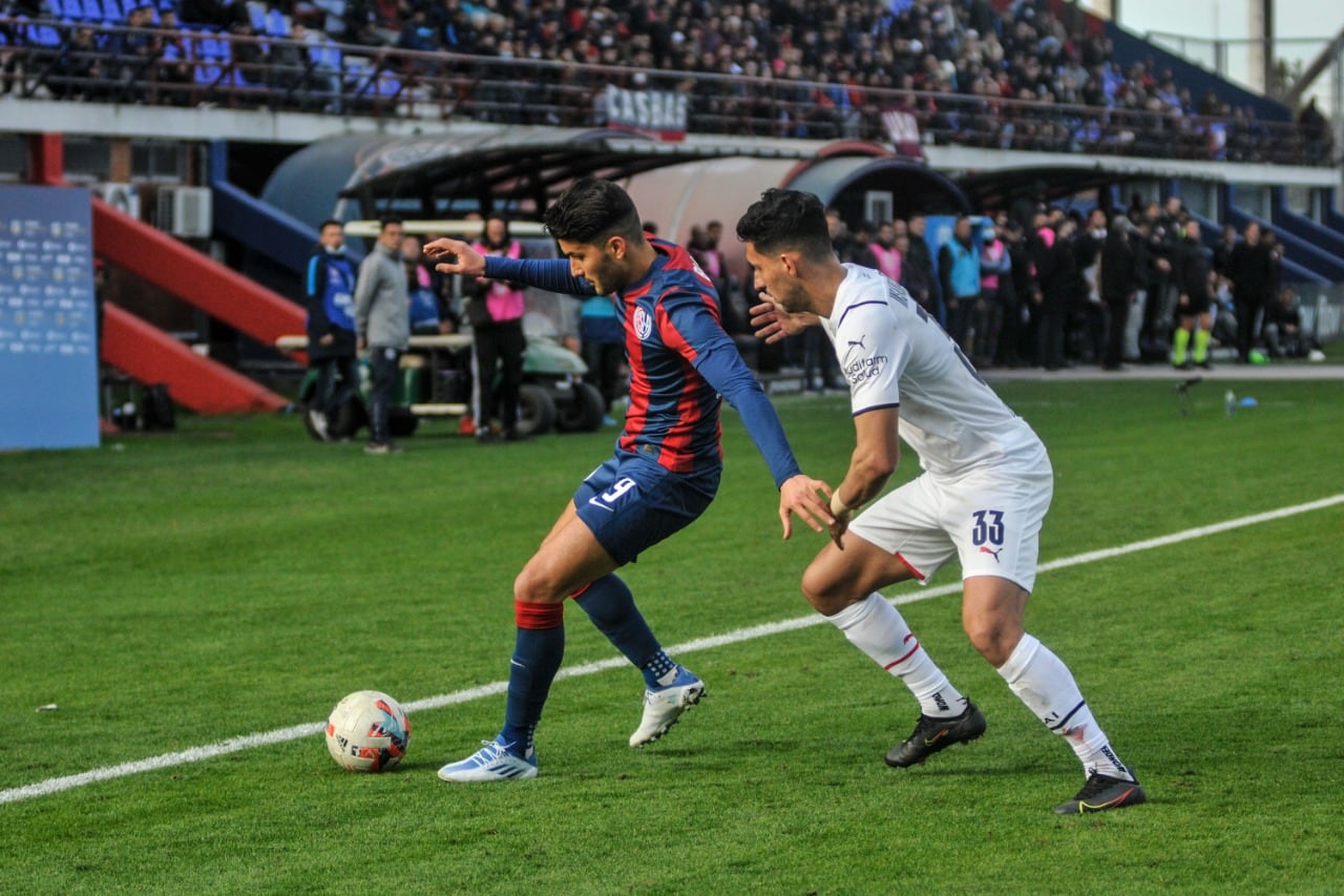 Blandi protege el balón ante la marca de Insaurralde; el Ciclón igualó con el Rojo