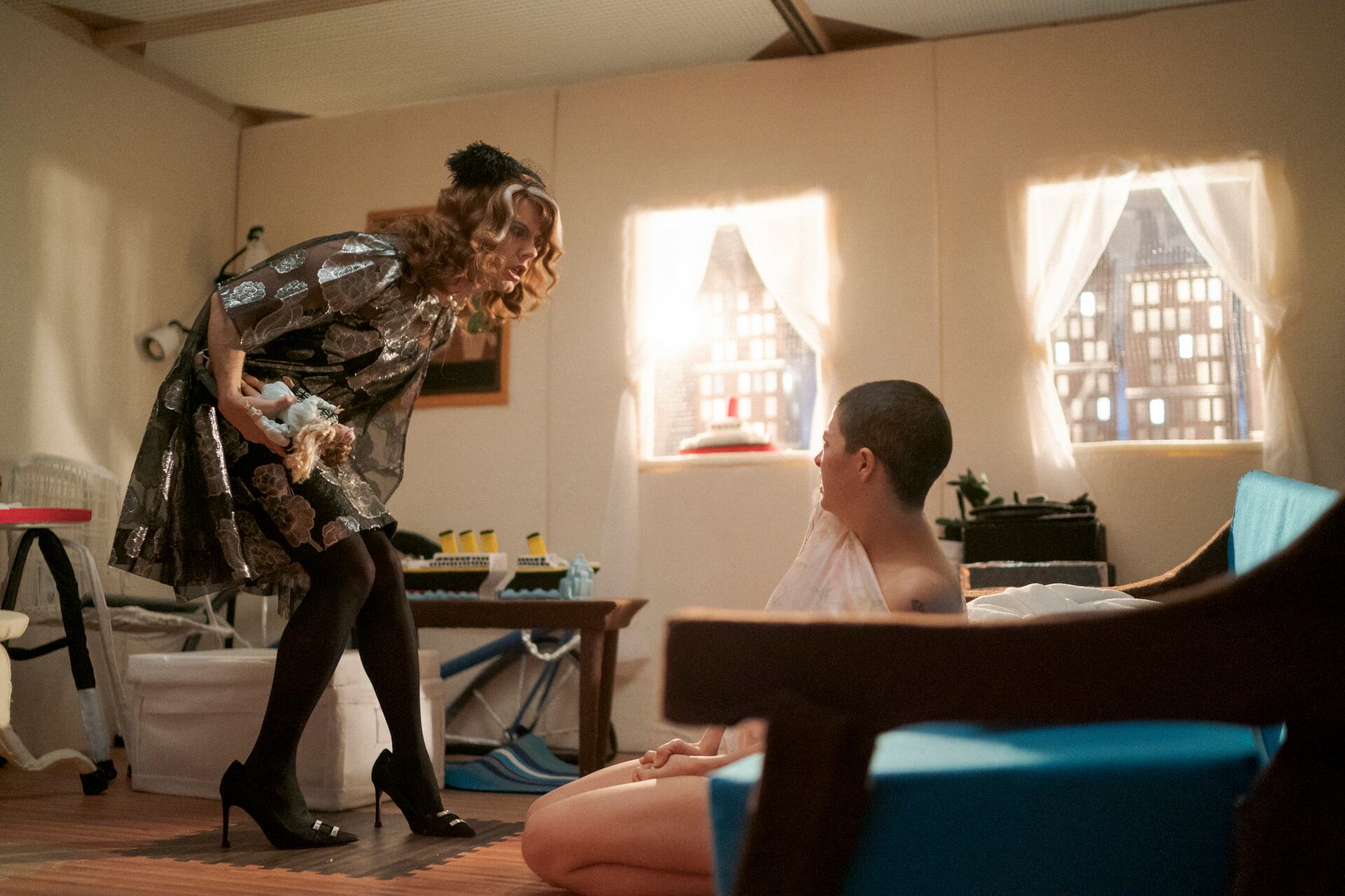 Search Party estrenó su cuarta temporada en el canal premium HBO Max, mientras Warner Channel sigue dando la tercera.