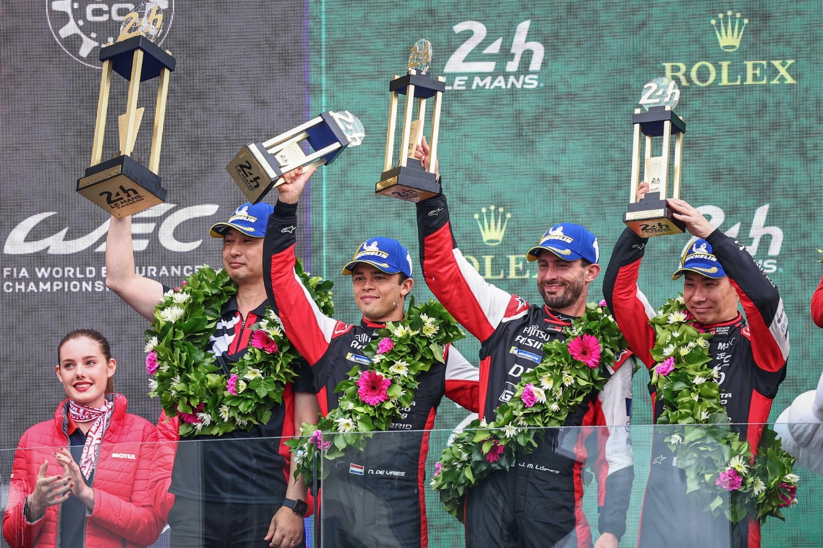 Pechito López junto al japonés Kobayashi y el neerlandés De Vries, en el segundo escalón del podio.