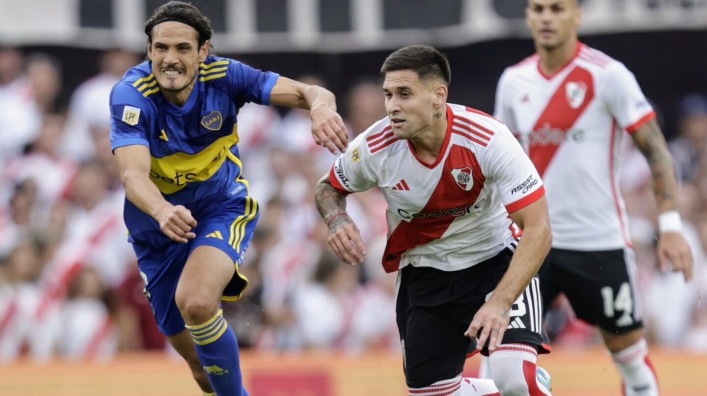 Boca y River con publicidades de casas de apuestas en el frente de sus camisetas.