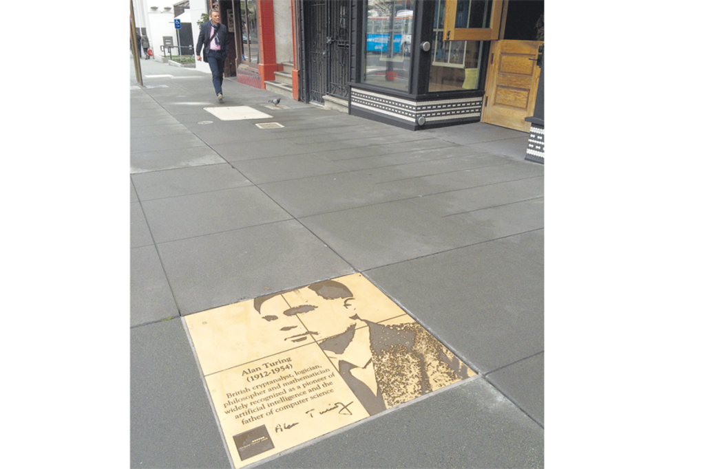 Placa de bronce en homenaje a Alan Turing en el Rainbow Walk of Fame.