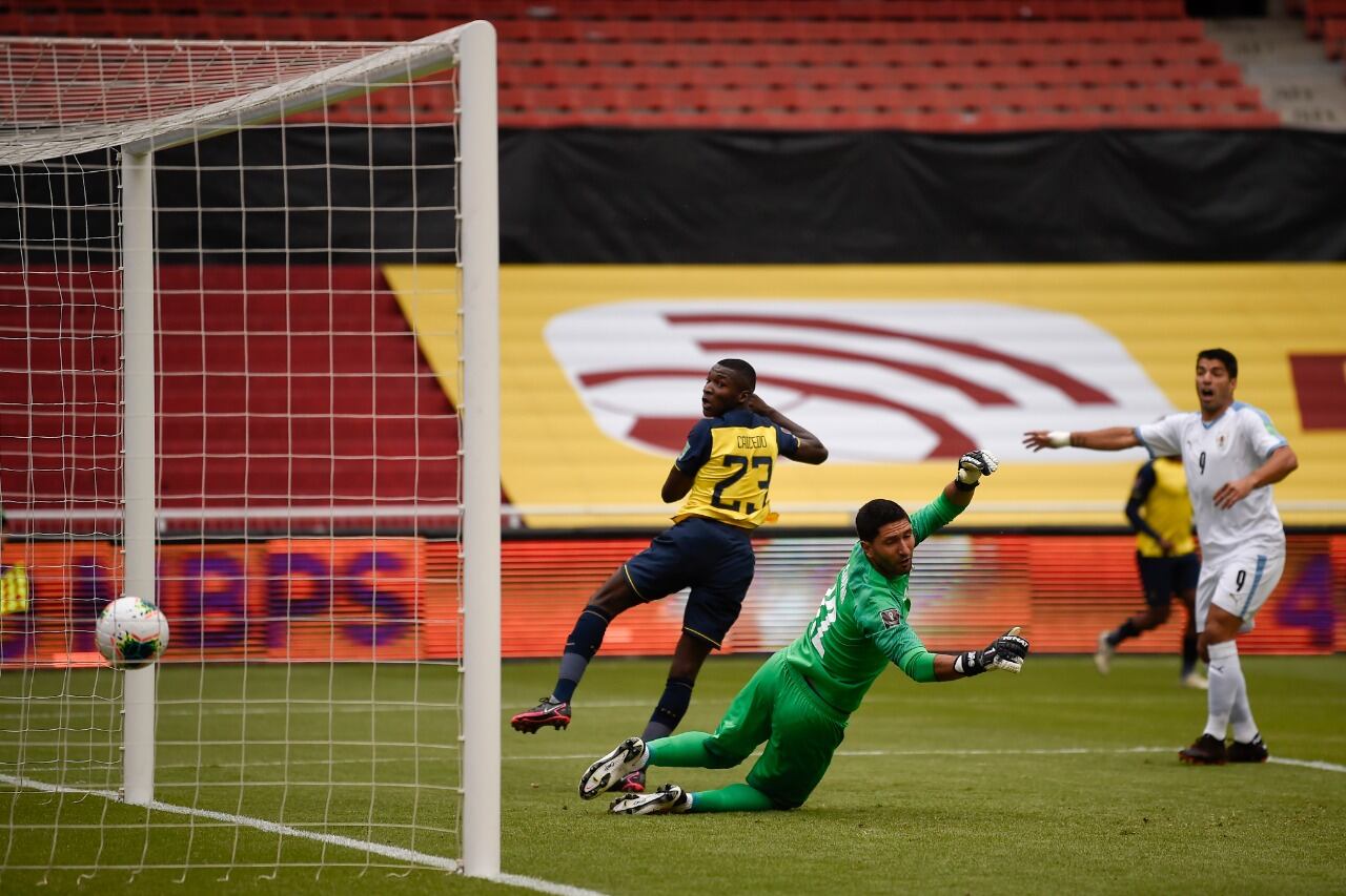 La estirada de Campaña no puede evitar la caída de su valla. Ganó Ecuador.