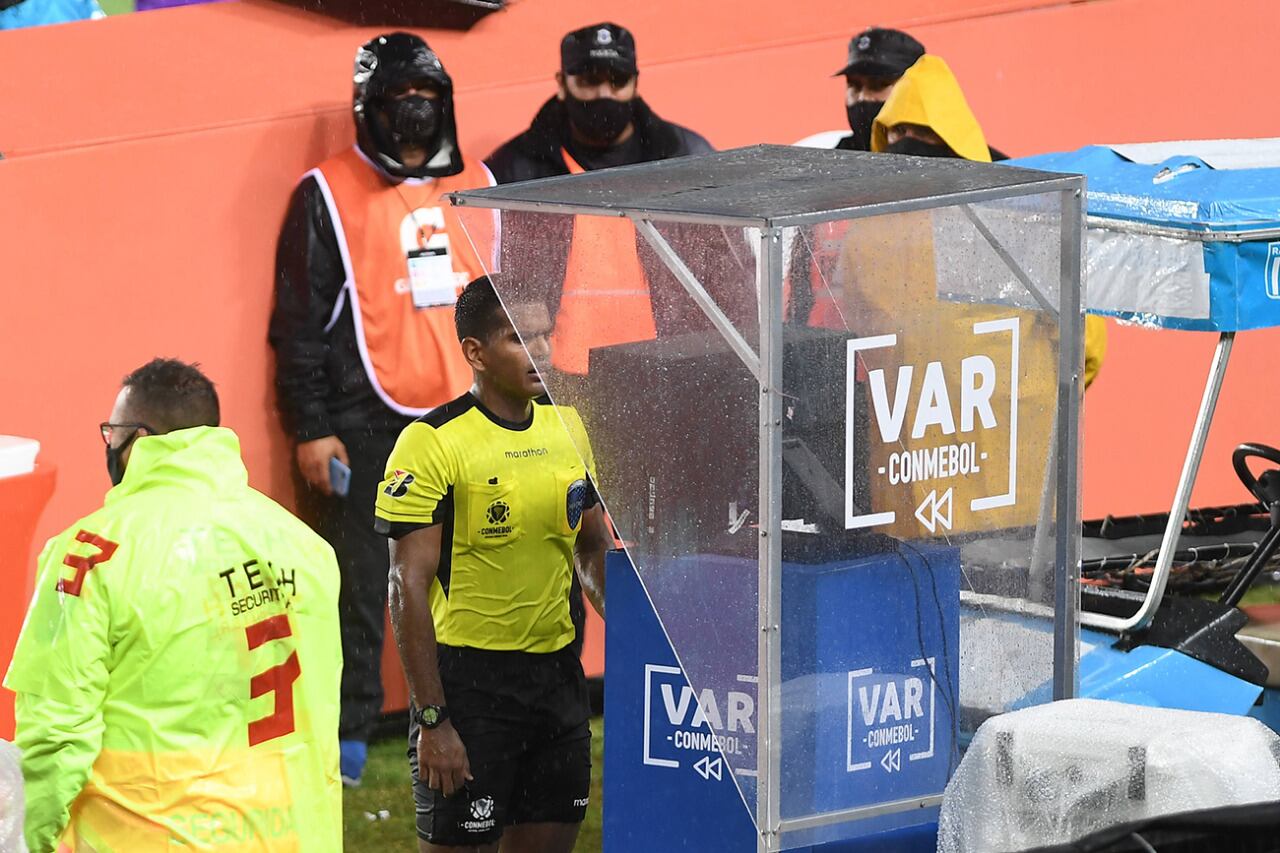 El VAR sigue generando polémica cuando se lo utiliza.