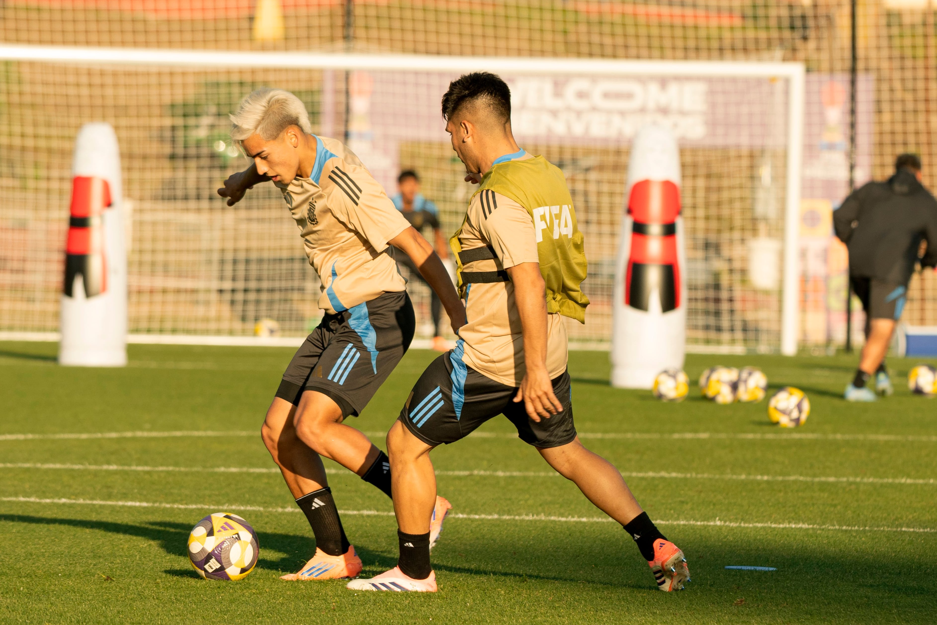 Ian Subiabre cuida la pelota durante la práctica. El pibe de River lleva dos goles.