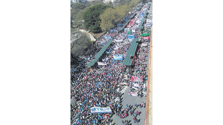 Las organizaciones iniciaron la marcha en el Monumento al Trabajo.