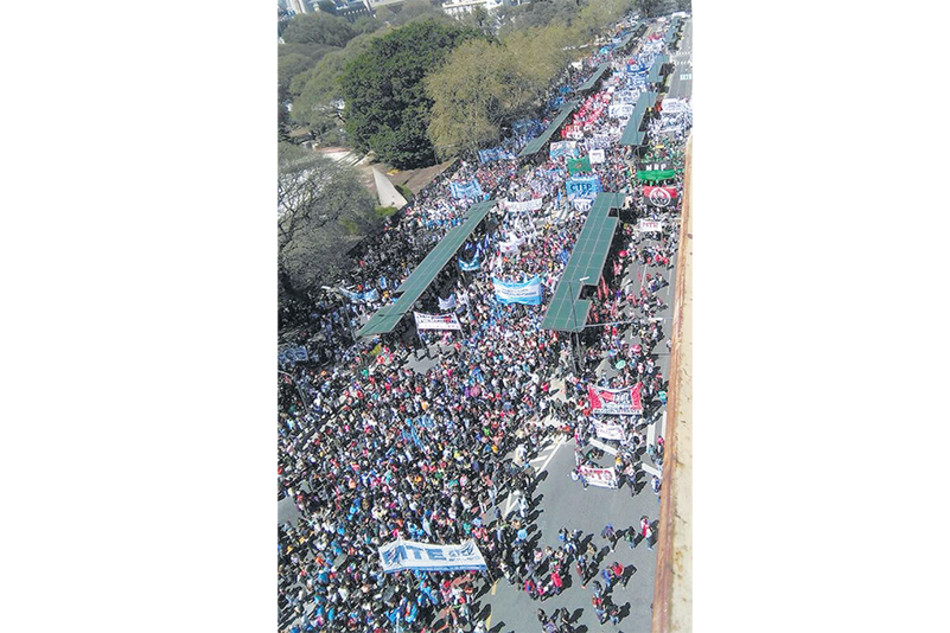 Las organizaciones iniciaron la marcha en el Monumento al Trabajo.
