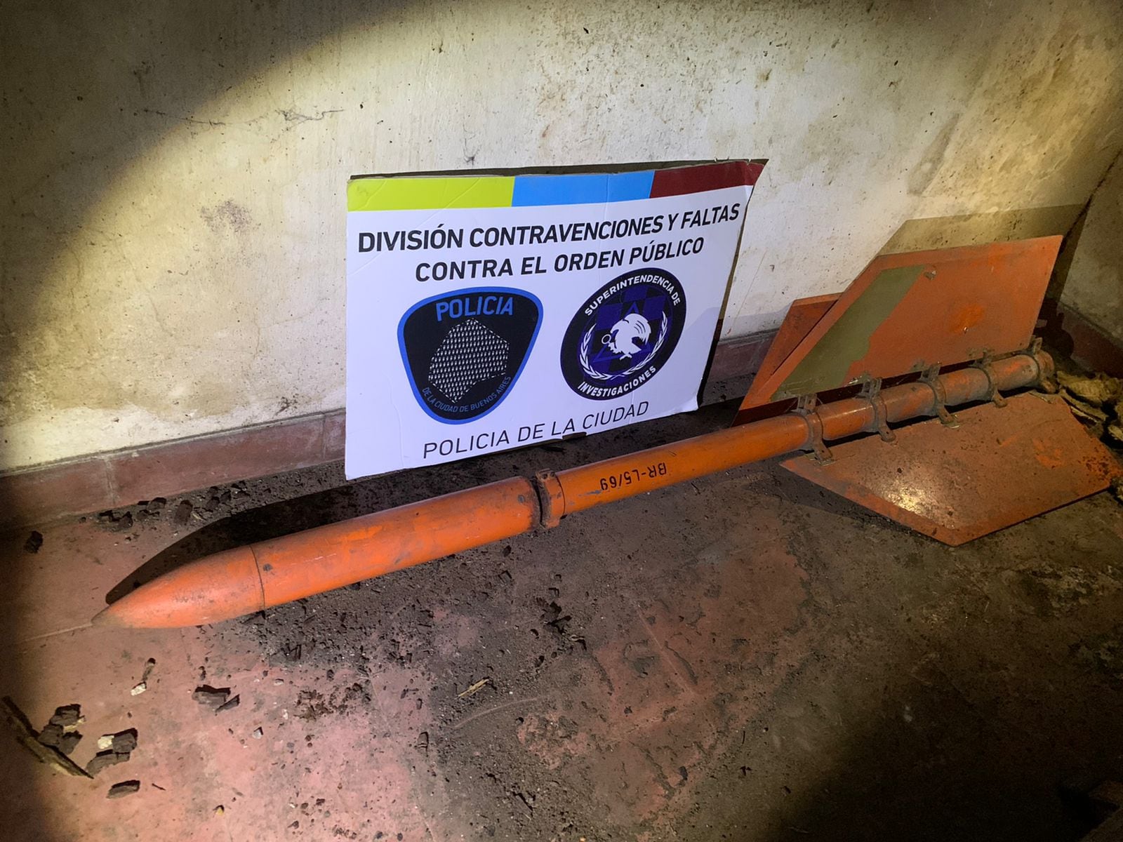 Según los especialistas del Escuadrón Antiexplosivos, el artefacto estaría inactivo y se dispararía desde una base mediante control remoto.  Foto: Policía de la Ciudad de Buenos Aires. 