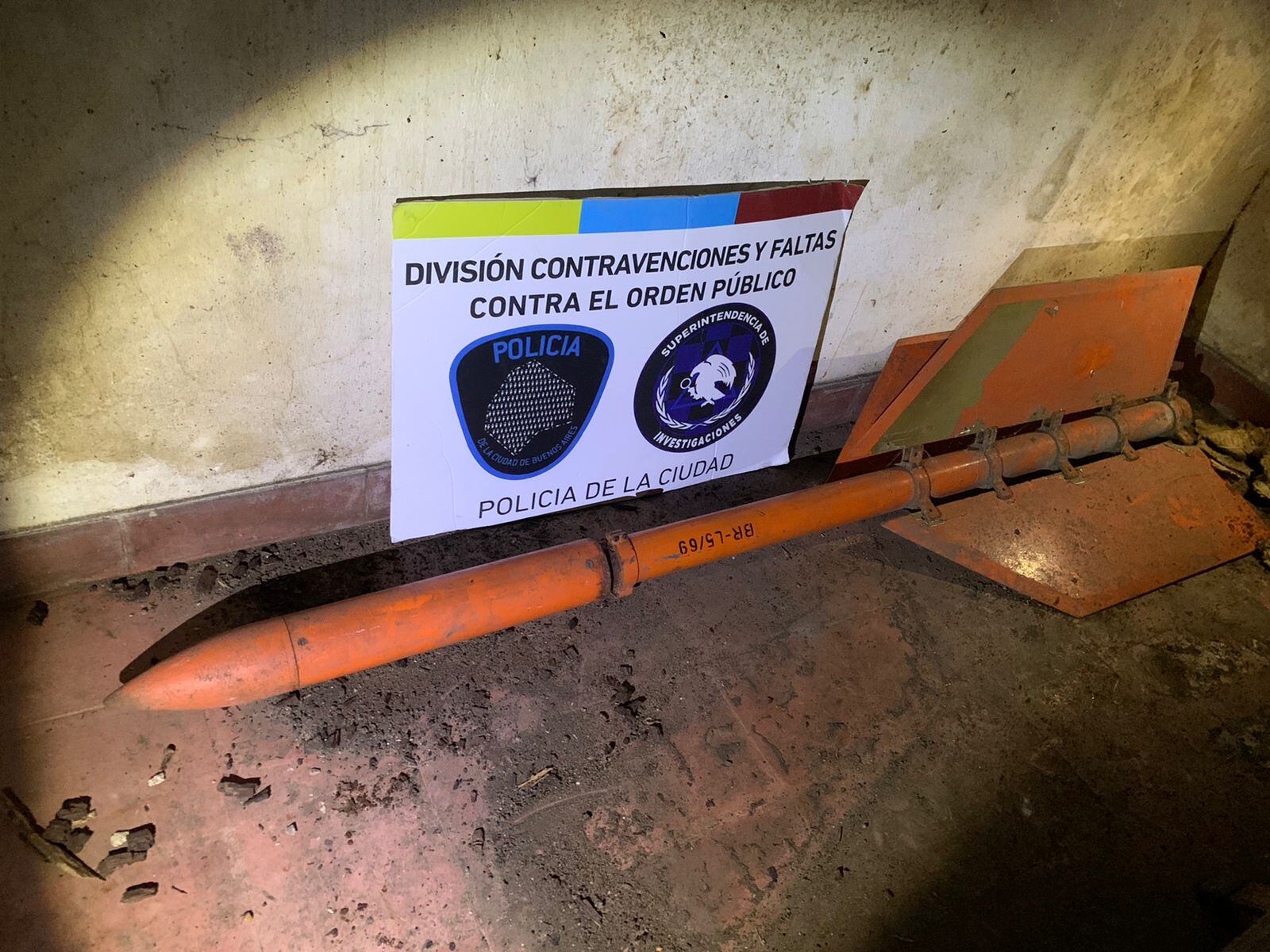 Según los especialistas del Escuadrón Antiexplosivos, el artefacto estaría inactivo y se dispararía desde una base mediante control remoto.  Foto: Policía de la Ciudad de Buenos Aires. 