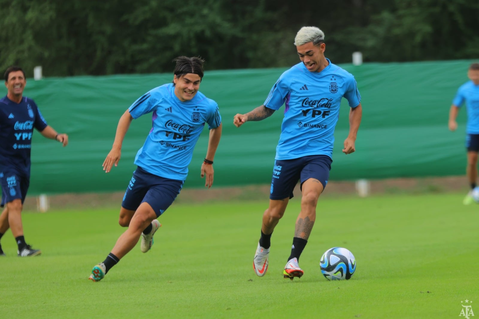 Luka Romero y Juan Gauto. Fútbol y sonrisas en la práctica de la Sub 20