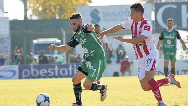 El duelo se caracterizó por ofrecer mucha fricción en el mediocampo.