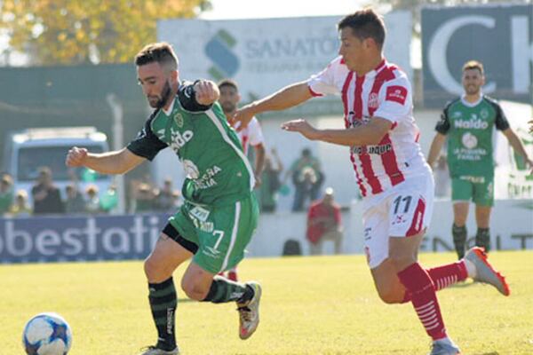 El duelo se caracterizó por ofrecer mucha fricción en el mediocampo.