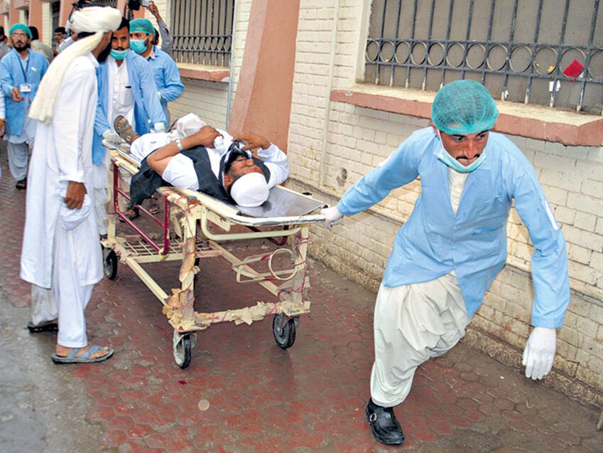 Uno de los heridos en el atentado llega al hospital de Quetta para recibir tratamiento.