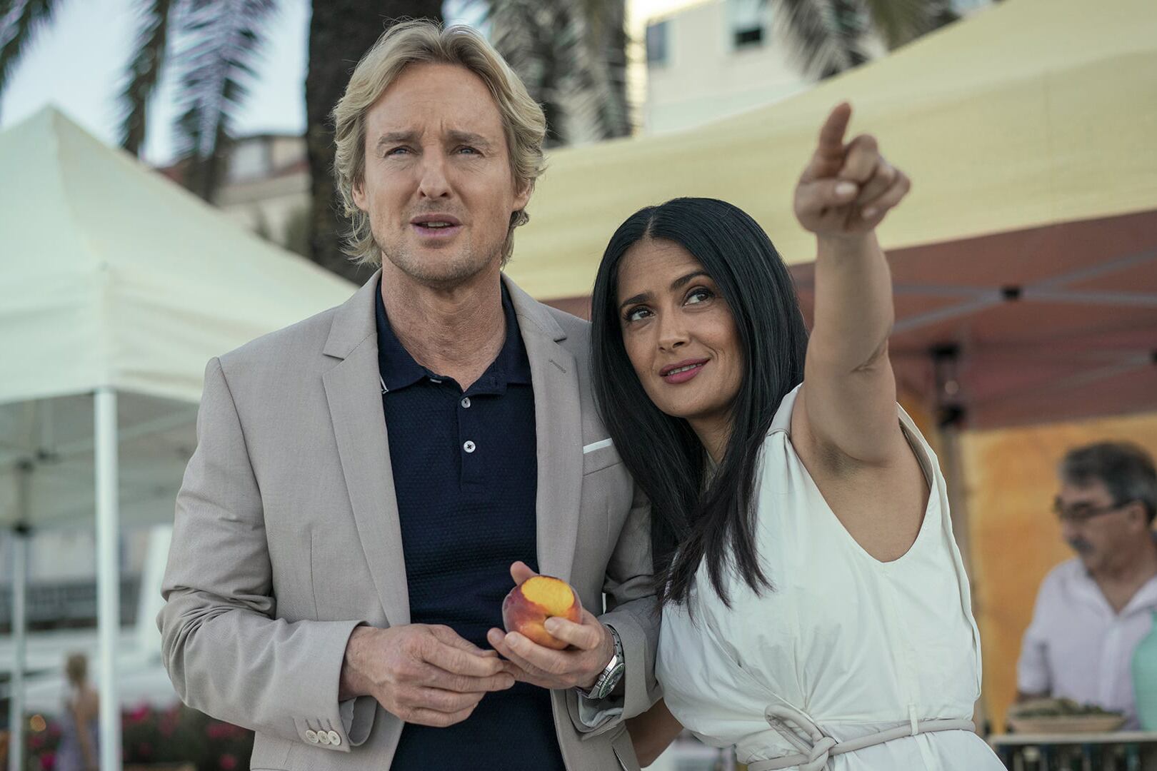 Owen Wilson hace lo que puede, que es poco, mientras Salma Hayek parece perdida en un laberinto de gesticulaciones desbordadas.