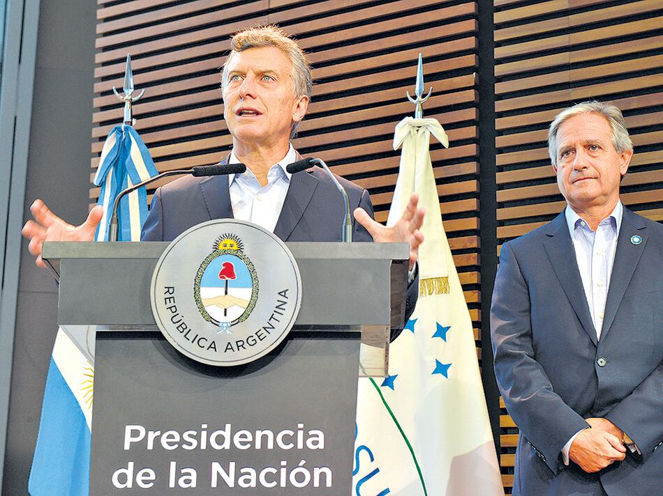 Macri junto al ministro de Modernización, Andrés Ibarra, en el relanzamiento del INAP.