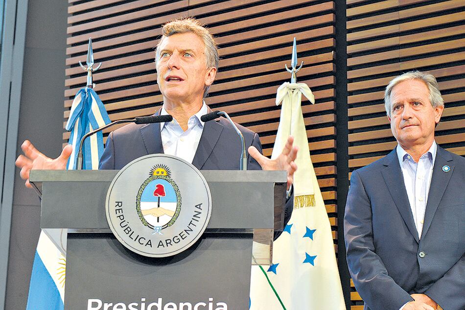Macri junto al ministro de Modernización, Andrés Ibarra, en el relanzamiento del INAP.