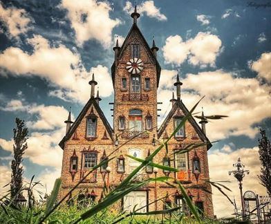 Campanopolis, una aldea medieval y surrealista, en González Catán. Imagen: @campanopolis