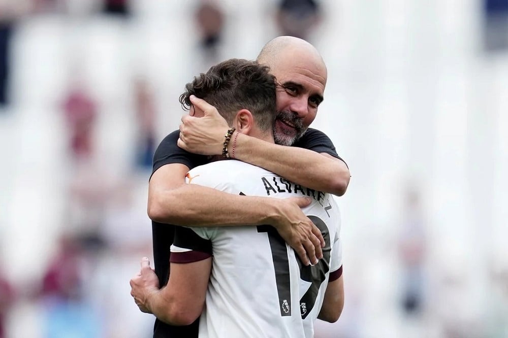 El abrazo de Guardiola a Julián Álvarez