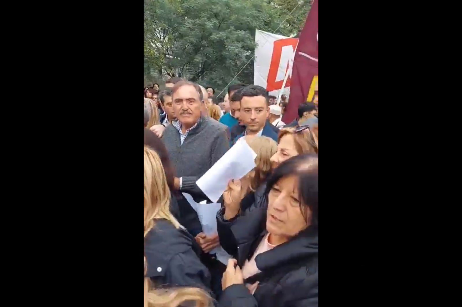 Los estudiantes le recordaron a de Loredo su cercanía con el gobierno de Milei.