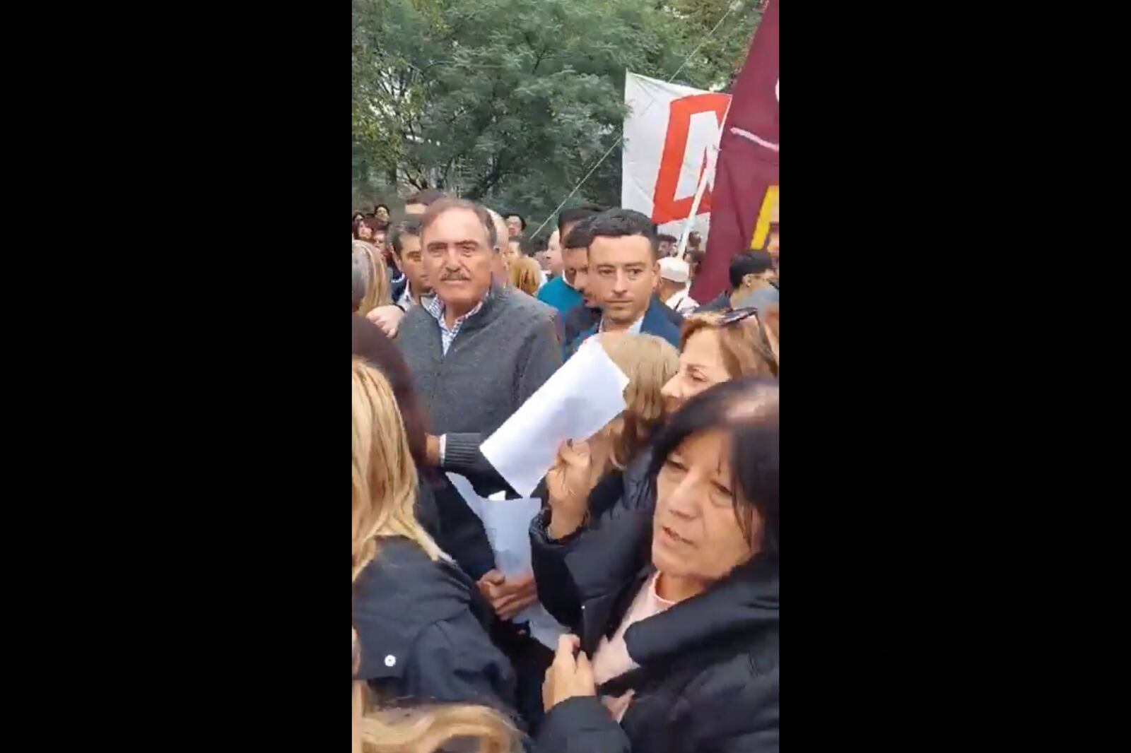 Los estudiantes le recordaron a de Loredo su cercanía con el gobierno de Milei.