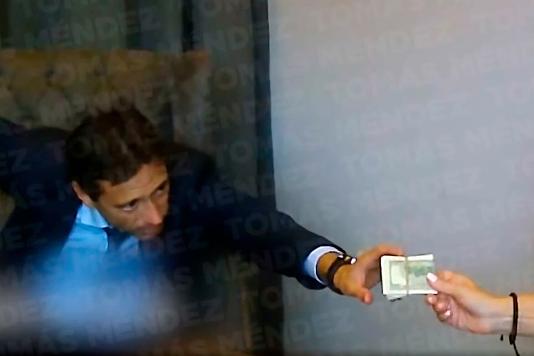 Marcelo Moretti recibiendo parte del dinero.