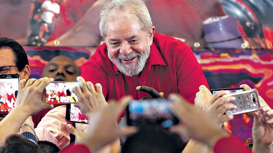 Lula saluda a sus simpatizantes durante un acto en el sindicato metalúrgico de San Pablo.
