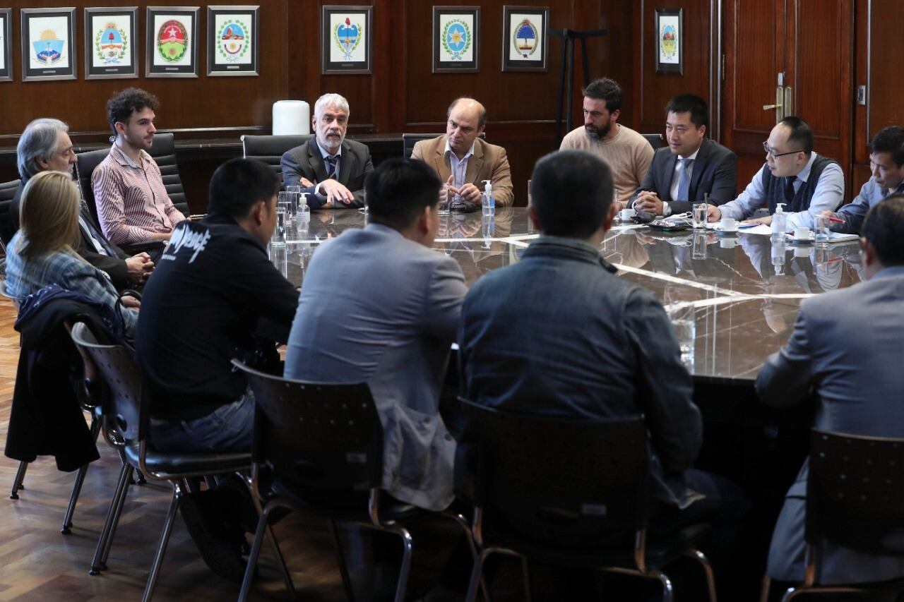 Feletti recibió en Comercio Interior a almaceneros y supermercadistas chinos.