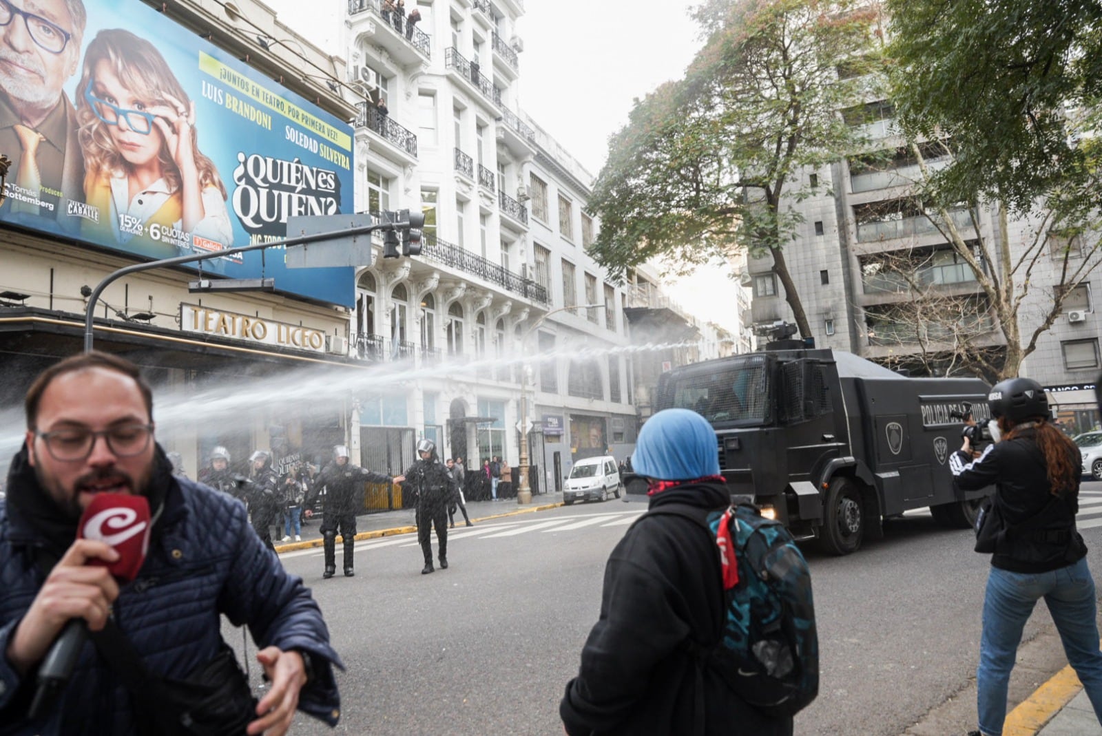 El camión hidrante apuntó directo a periodistas y fotógrafos durante la última marcha de jubilados