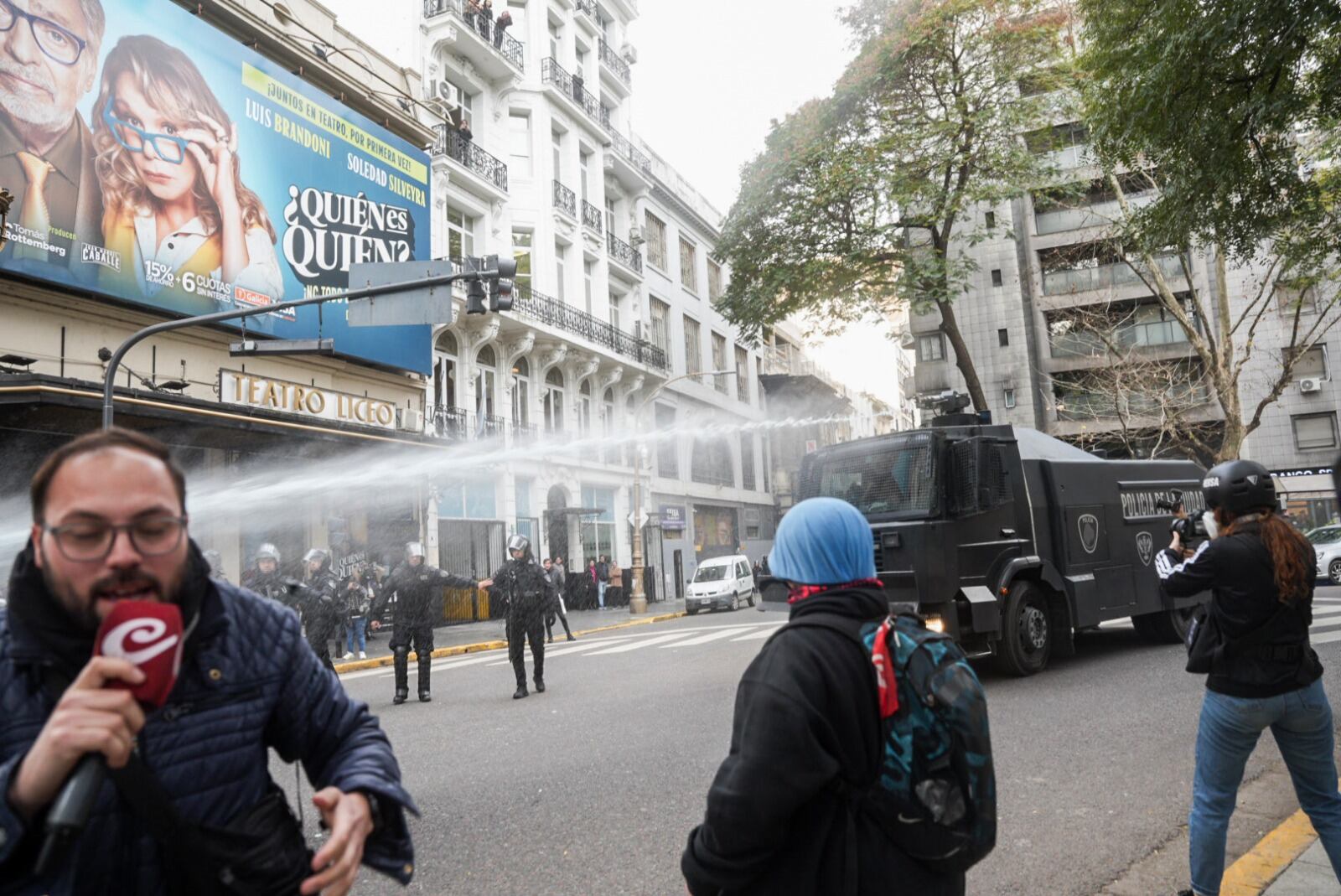 El camión hidrante apuntó directo a periodistas y fotógrafos durante la última marcha de jubilados