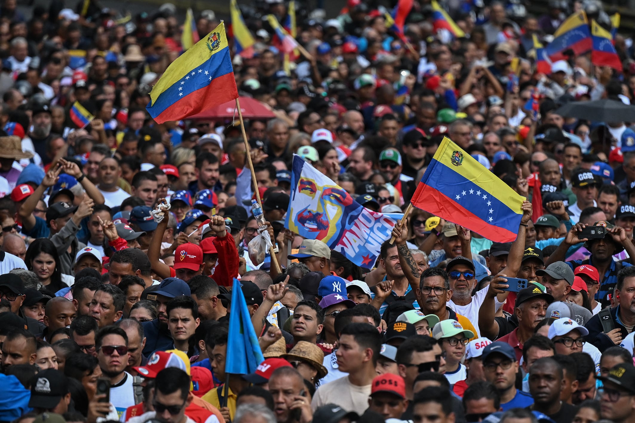 Simpatizantes de Maduro expresan su apoyo frente al Palacio Miraflores. Foto2: Apoyo opositor al candidato presidencial González Urrutia. (EFE)