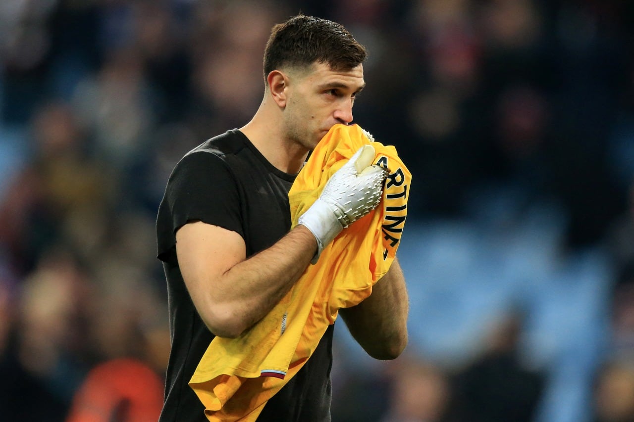 Dibu besa la camiseta del Aston Villa tras el encuentro