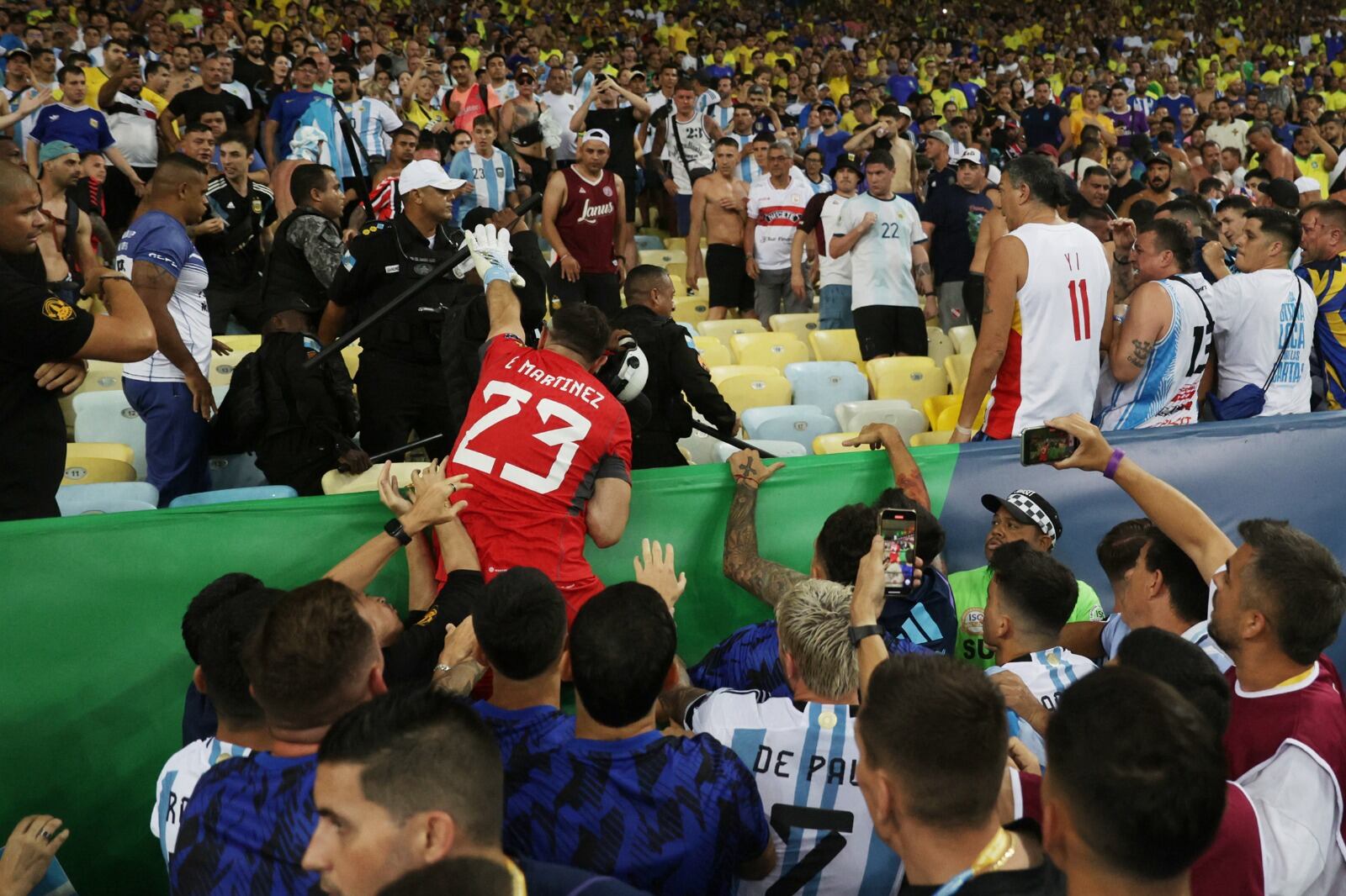 Dibu Martínez y una atajada para la historia, contra la policía en el Maracaná