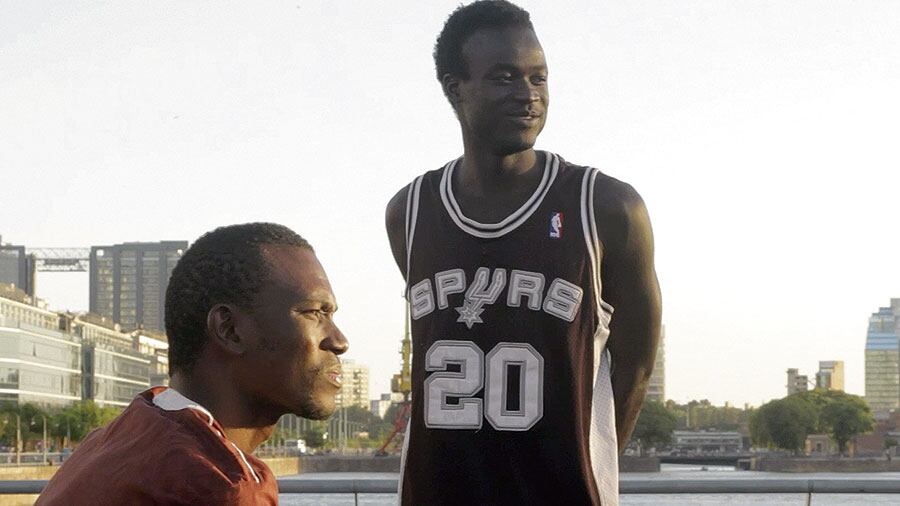 “La policía de Macri” (Mbayé dixit) trata a los vendedores ambulantes como si fueran narcos.