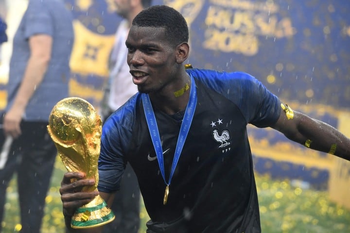 Paul Pogba con el trofeo de la Copa del Mundo 2018.
