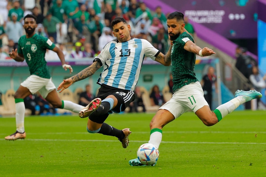 Cuti Romero va al cruce en el primer gol saudí: no llegó. Presentación complicada del central
