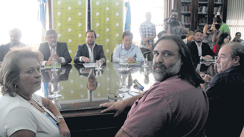 Los dirigentes gremiales docentes en reunión paritaria con funcionarios bonaerenses.