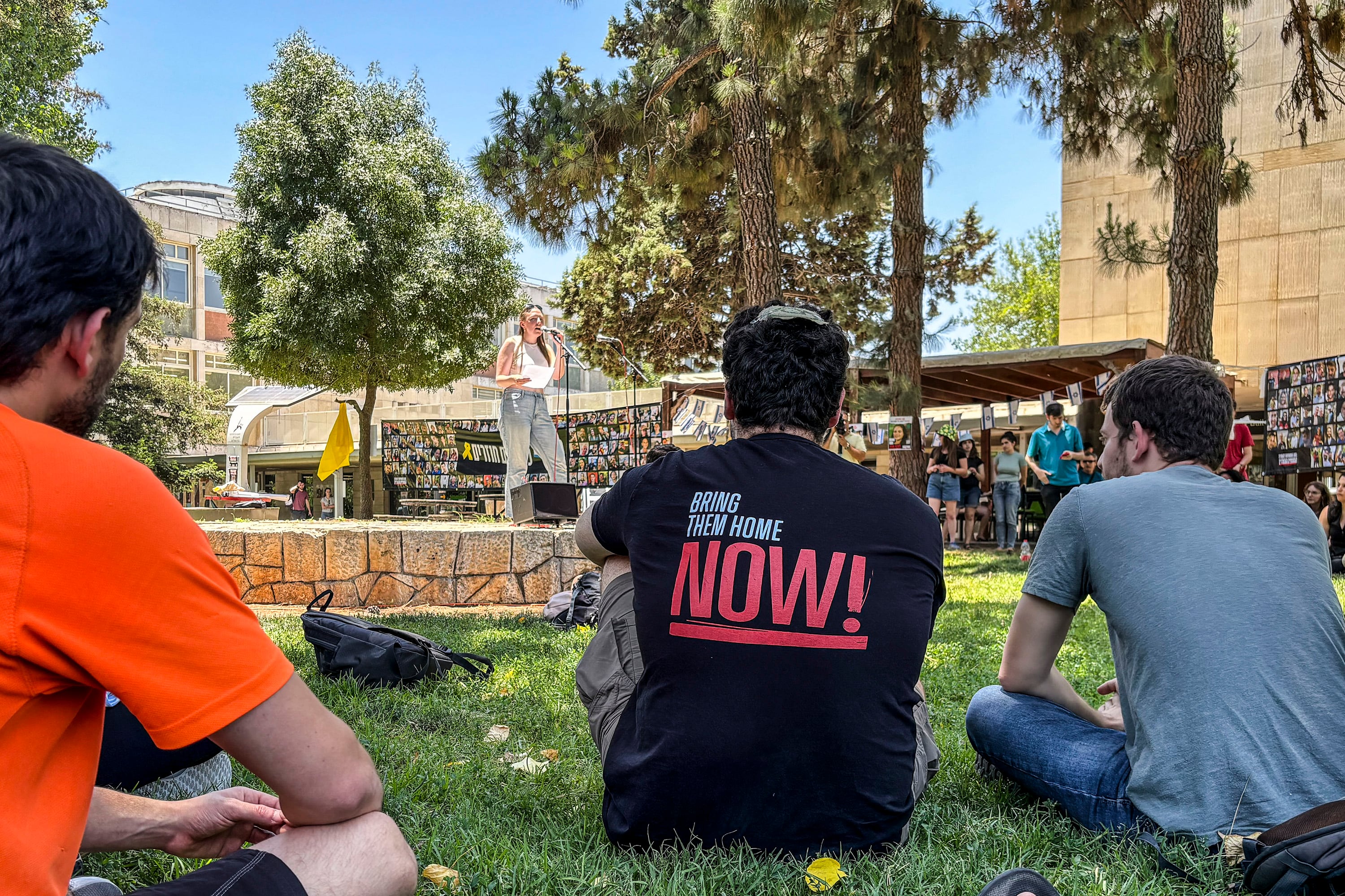 Estudiantes articipan del paro en solidaridad con los rehenes.