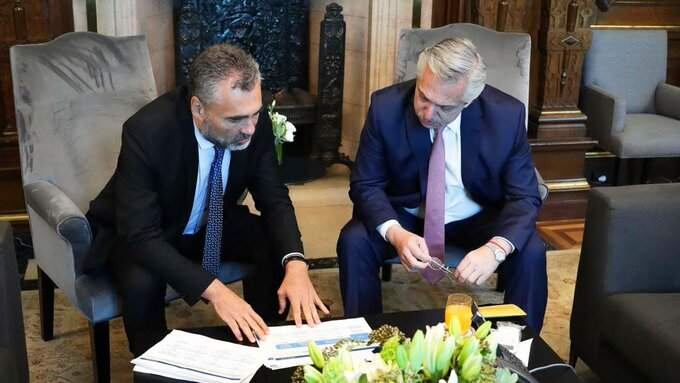 El titular de la Anses, Alejandro Vanoli, presentando las medidas al presidente Alberto Fernández.