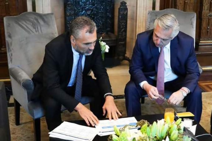 El titular de la Anses, Alejandro Vanoli, presentando las medidas al presidente Alberto Fernández.