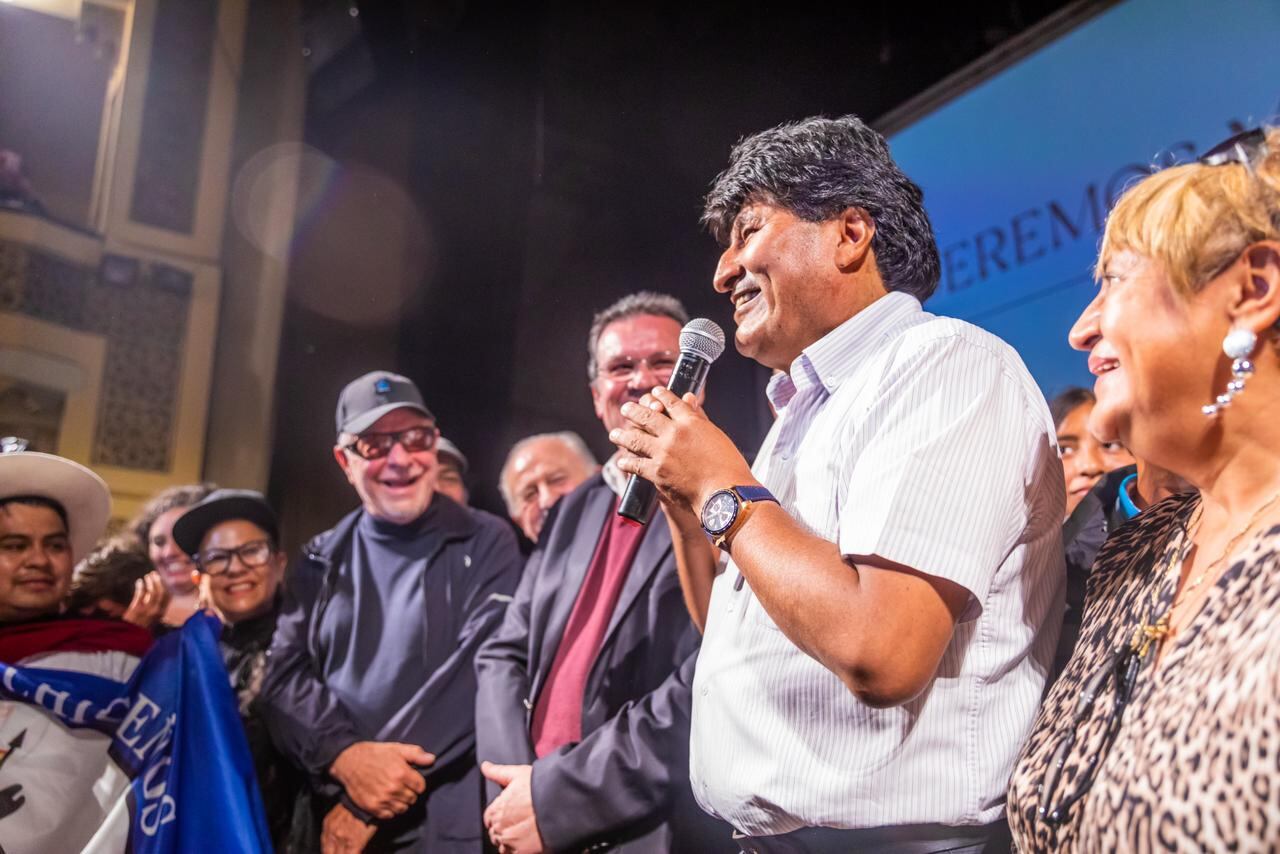 Evo Morales junto a Miss Bolivia, León Gieco, Tristán Bauer y residentes bolivianos.