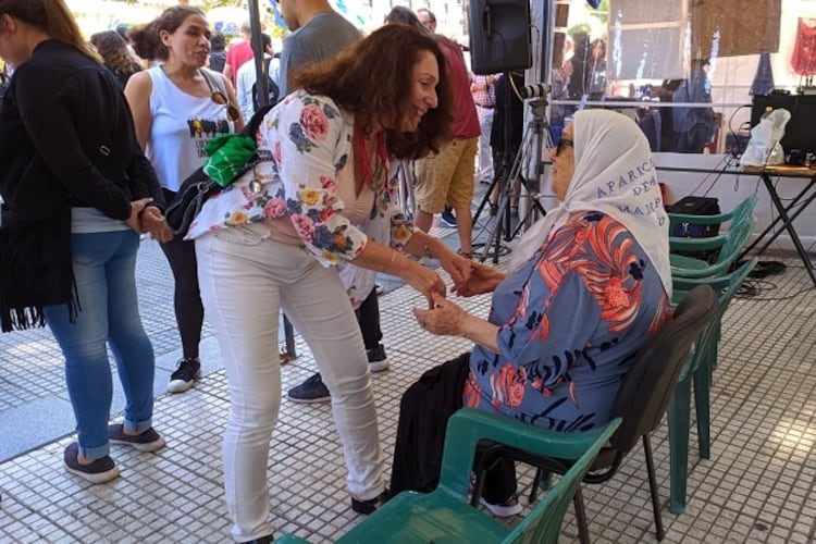 El momento del saludo entre Hebe y Caamaño.