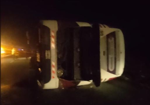 Un micro volcó en la ruta 2, a la altura de Lezama. 