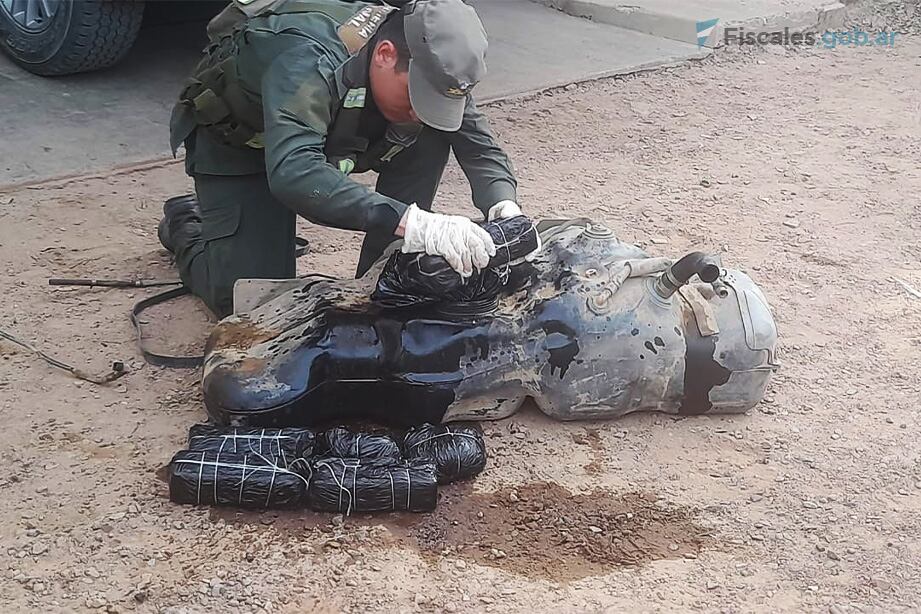La droga iba en el tanque de combustible de una camioneta. 