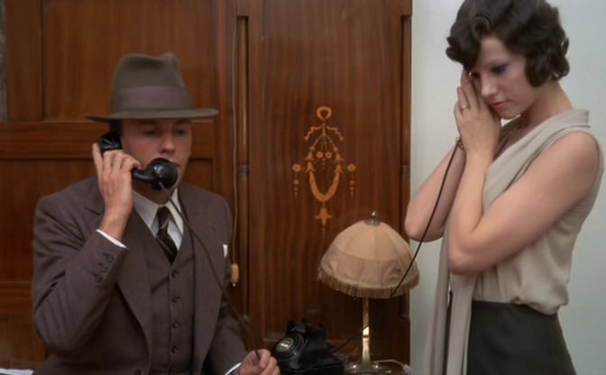 Marcello (Trintignant) y Giulia (Sandrelli), en el hotel de la Gare d'Orsay, en París. 