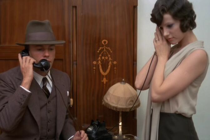 Marcello (Trintignant) y Giulia (Sandrelli), en el hotel de la Gare d'Orsay, en París.