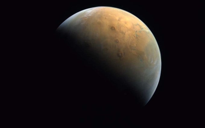 La imagen de Marte captada por la sonda Esperanza que Emiratos Árabes Unidos envió al planeta rojo.